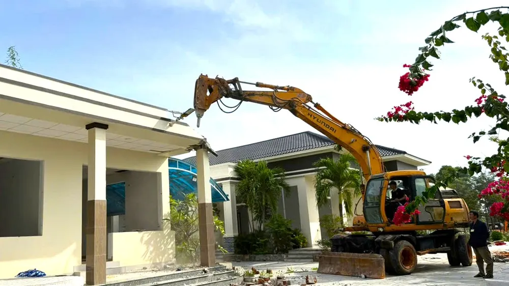 Bắt đầu cưỡng chế, phá bỏ công trình không phép trên khu đất lấn chiếm tại khu vực đồi cát bay Mũi Né