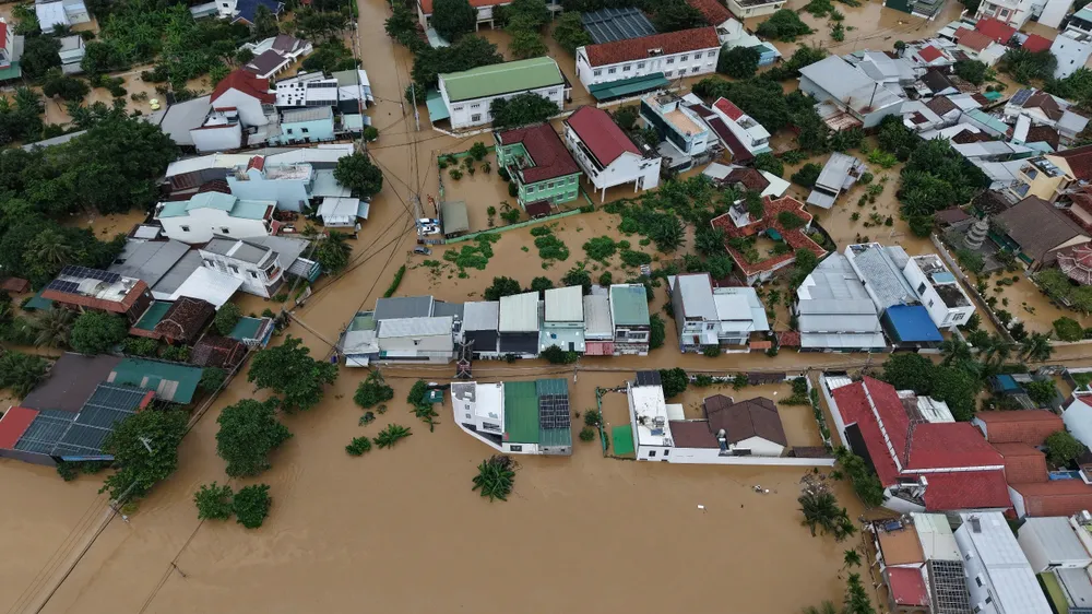 Đến chiều 18-11, hàng loạt khu vực phường Tây Nha Trang chìm trong biển nước