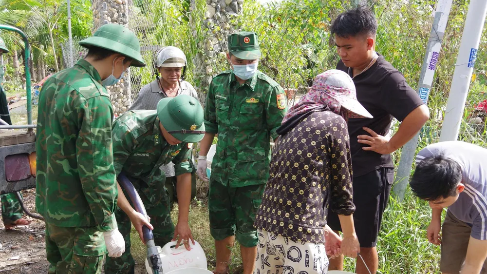Khánh Hòa: Bộ đội tiếp tế nước sạch cho người dân vùng mưa lũ