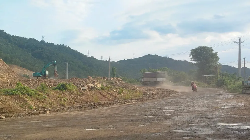 Quốc lộ 28B qua tỉnh Lâm Đồng đang trong quá trình nâng cấp, cải tạo nên có nhiều xe công trình hoạt động