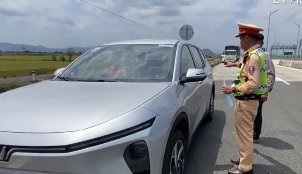 Lực lượng chức năng xử lý tài xế điều khiển xe ô tô với hàng loạt lỗi vi phạm