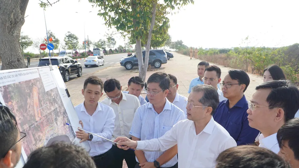 Bí thư Trung ương Đảng, Chánh án Tòa án nhân dân tối cao Nguyễn Văn Quảng cùng lãnh đạo UBND tỉnh Lâm Đồng khảo sát một số dự án ven biển của tỉnh