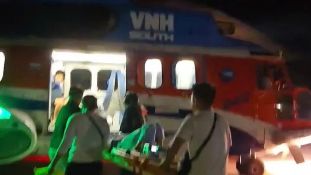 Trực thăng đưa bệnh nhân từ đảo Phú Quý vào đất liền cấp cứu
