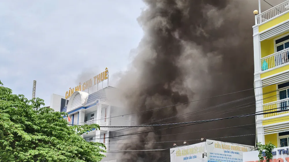 Khánh Hòa: Cháy kho chứa đồ nhựa, thiêu rụi nhiều hàng hóa