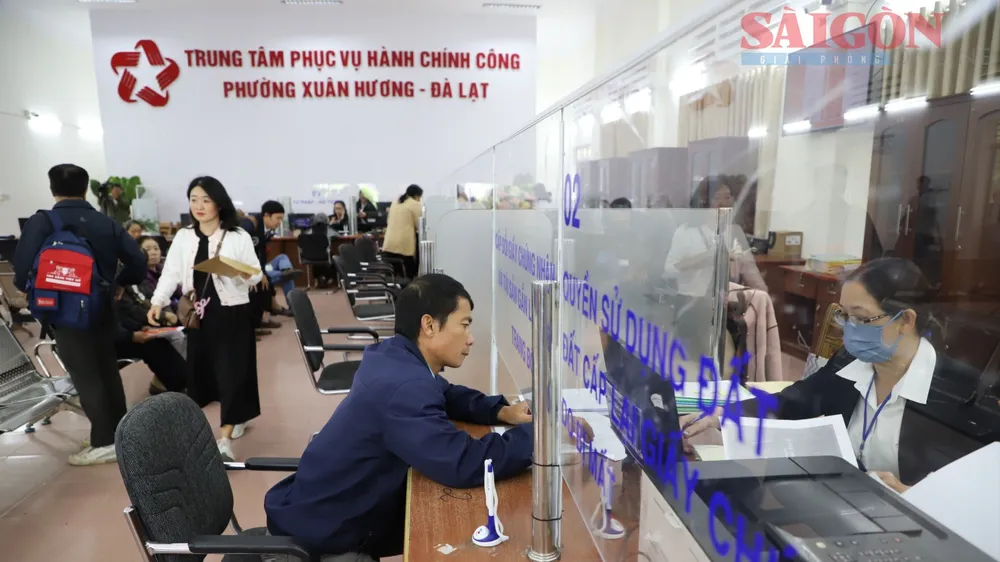Người dân làm các thủ tục liên quan về đất đai tại phường Xuân Hương (tỉnh Lâm Đồng)