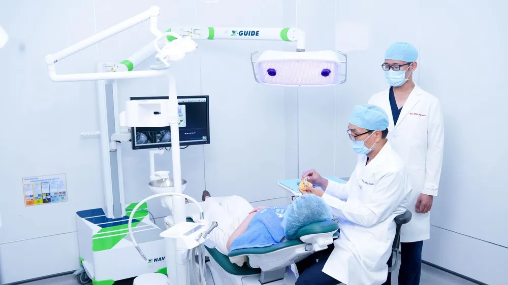 Nha Khoa Kim ứng dụng 100% máng định vị và Robot X-guide hỗ trợ khi cần thiết trong trồng răng Implant
