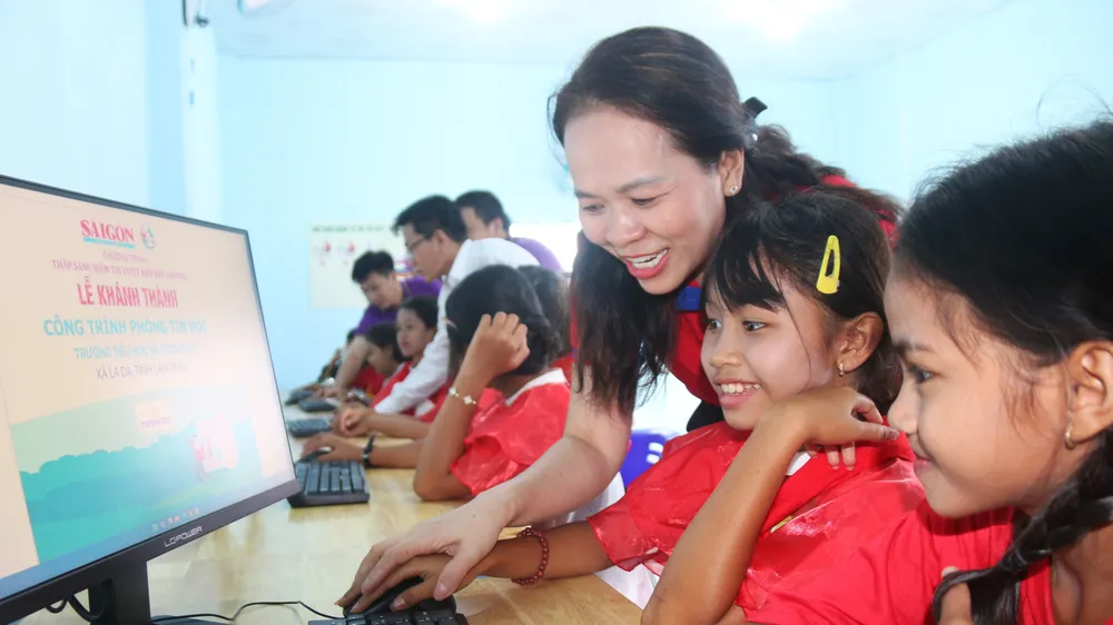 Mang phòng tin học đến vùng cao Lâm Đồng