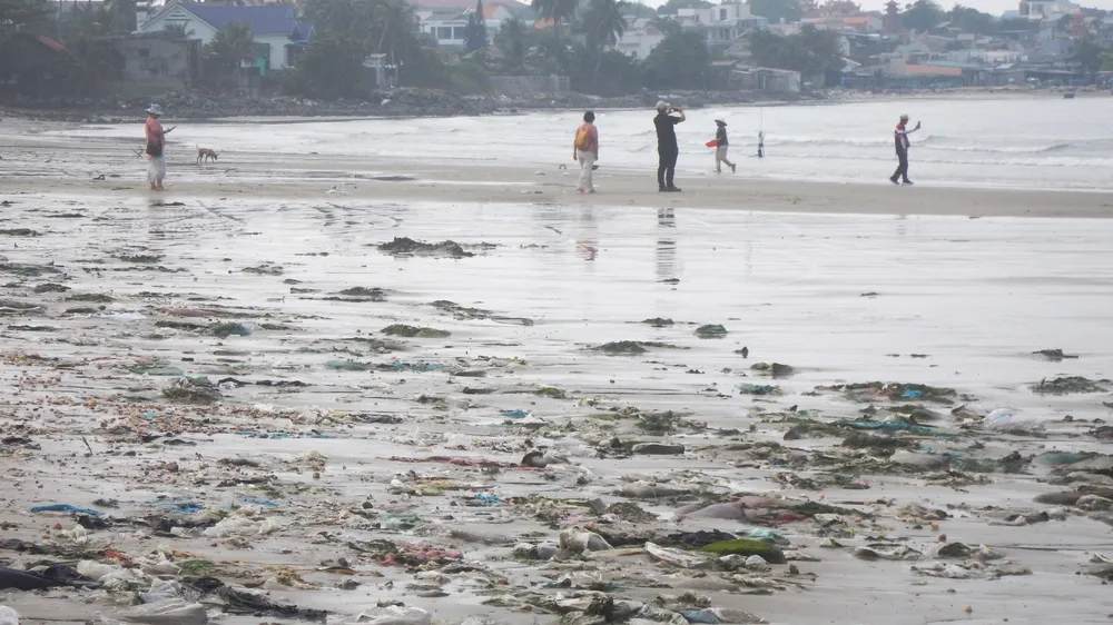 Rác biển phủ kín làng chài Mũi Né