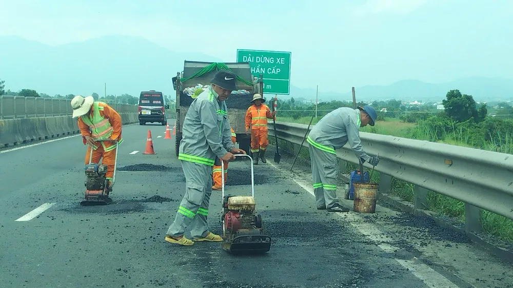 Gấp rút vá “ổ gà” trên đường cao tốc Vĩnh Hảo - Phan Thiết