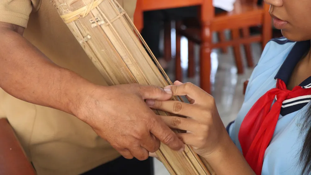 Học sinh Trường Phổ thông Dân tộc bán trú THCS Phước Hà (xã Phước Hà, tỉnh Khánh Hòa) học đàn Chapi