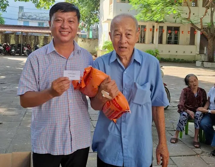 Treo thưởng xe máy điện, tặng gạo để khuyến khích người dân khám sức khỏe