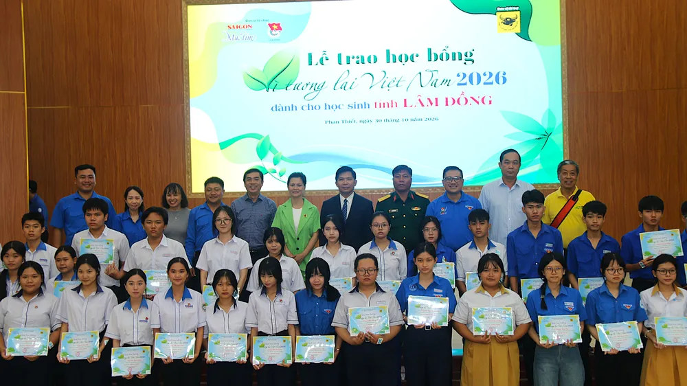 Báo SGGP trao 40 suất học bổng cho các em học sinh THPT có hoàn cảnh đặc biệt khó khăn tại tỉnh Lâm Đồng