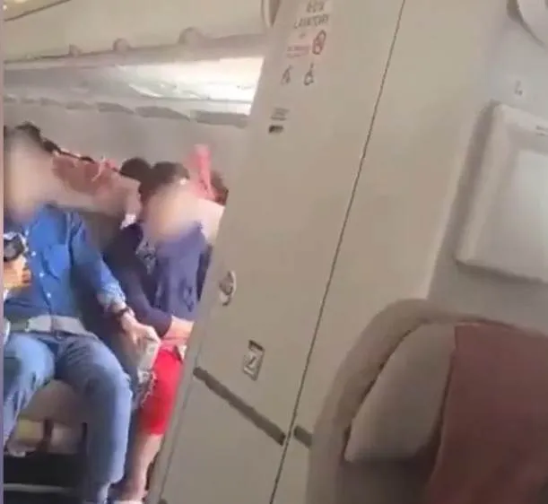 Podcast bản tin trưa 28-5: Người đàn ông mở cửa máy bay Asiana Airlines có thể bị phạt 10 năm tù