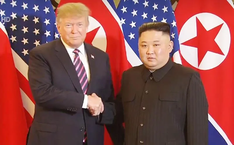 Tổng thống Donald Trump và Chủ tịch Kim Jong-un bắt tay tại Hà Nội