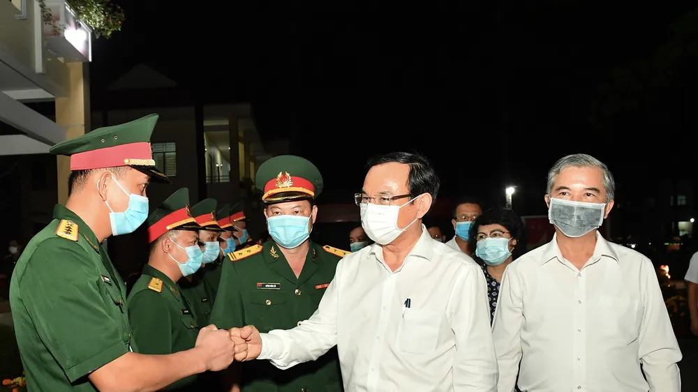 Bí thư Thành ủy TPHCM Nguyễn Văn Nên thăm, chúc tết quân đội, công an đêm 30 Tết
