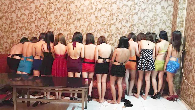 Đột kích nhà hàng có nữ tiếp viên mặc áo yếm, bikini