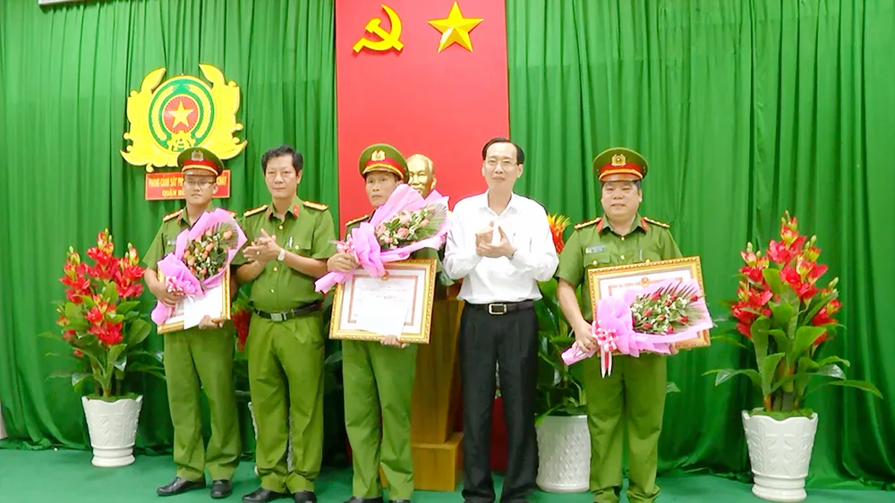 Phó Chủ tịch Thường trực UBND TPHCM Lê Thanh Liêm khen thưởng 3 đơn vị trực thuộc Cảnh sát PCCC TPHCM kịp thời hút nước chống ngập cho người dân
