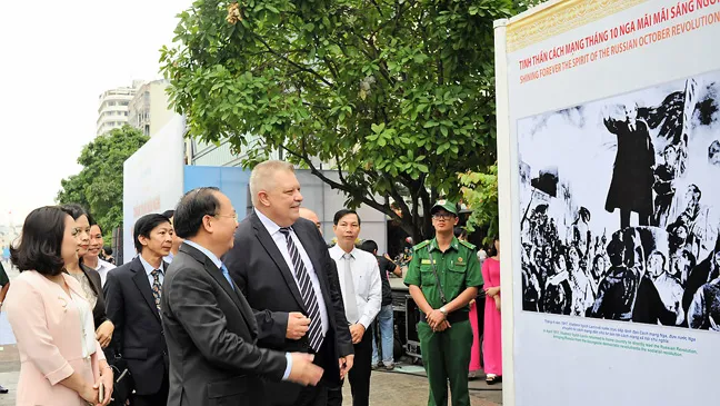 Các đại biểu tham quan triển lãm “Thắm tình hữu nghị Việt Nam - Liên bang Nga”