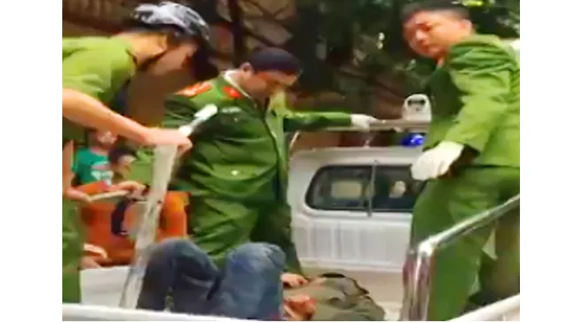 Công an nổ súng khống chế đối tượng ngáo đá cầm lưỡi lê uy hiếp nhà dân
