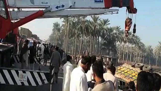 Xe tải lật đổ than vùi xe khách ở Pakistan, ít nhất 20 người chết