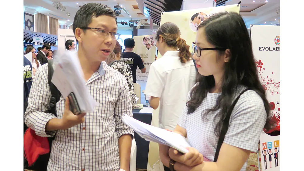 Người lao động tìm kiếm cơ hội việc làm trong dịp được kết nối với doanh nghiệp
