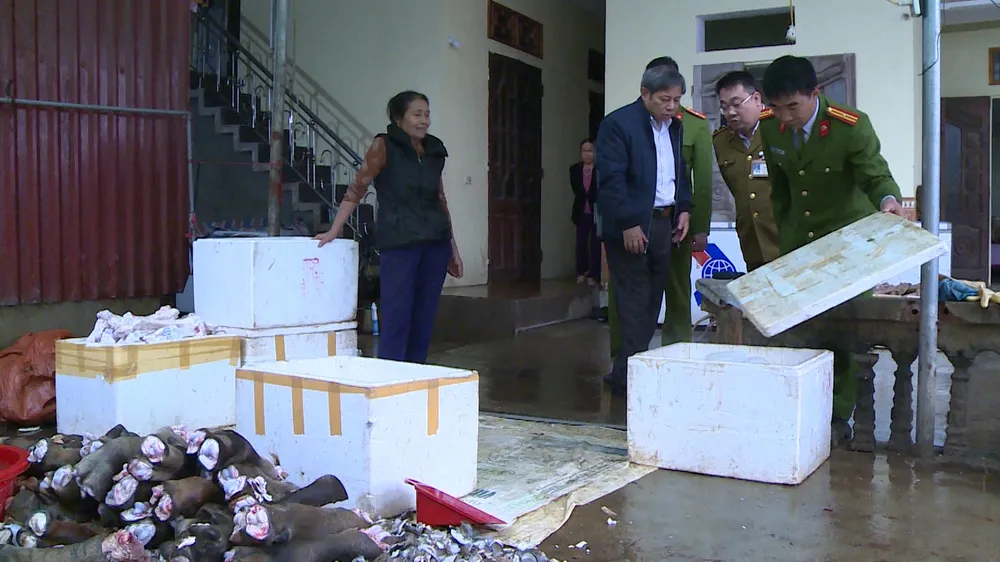 Lực lượng chức năng kiểm tra tại hiện trường