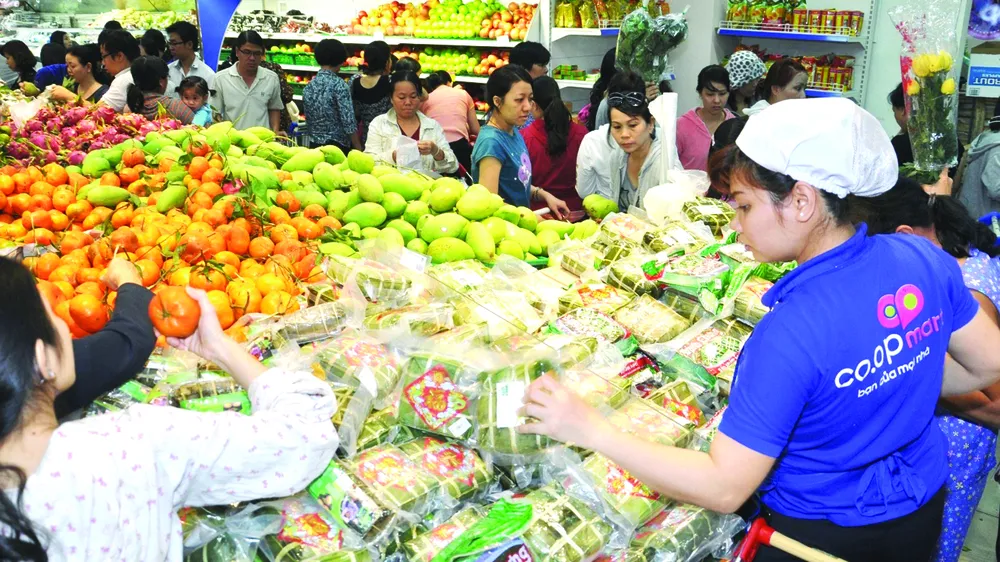 Hàng hóa dồi dào và an toàn giúp hệ thống siêu thị Co.opmart trên cả nước thu hút một lượng lớn khách hàng vào các dịp mua sắm cao điểm, đặc biệt là lễ tết