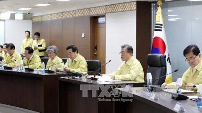 Tổng thống Hàn Quốc Moon Jae-in (thứ 2, phải) chủ trì tại một cuộc họp ở Seoul. Ảnh: EPA/TTXVN