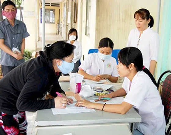 Phát thuốc và tư vấn cho bệnh nhân lao tại trạm y tế phường
