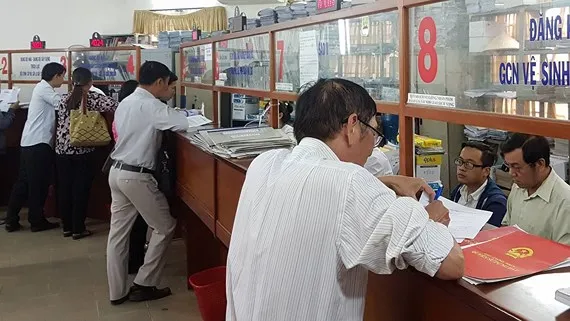Người dân đến làm thủ tục nhà đất. Ảnh: ĐÀO THỤY