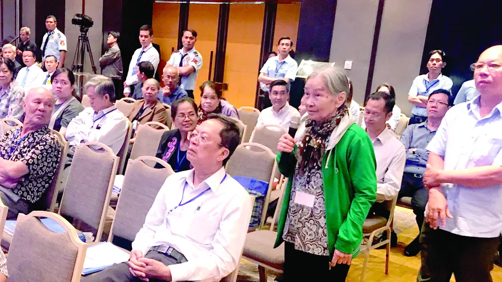 Các cổ đông Eximbank đề nghị HĐQT Eximbank giải trình vụ mất tiền của khách hàng Ảnh: Huy Anh