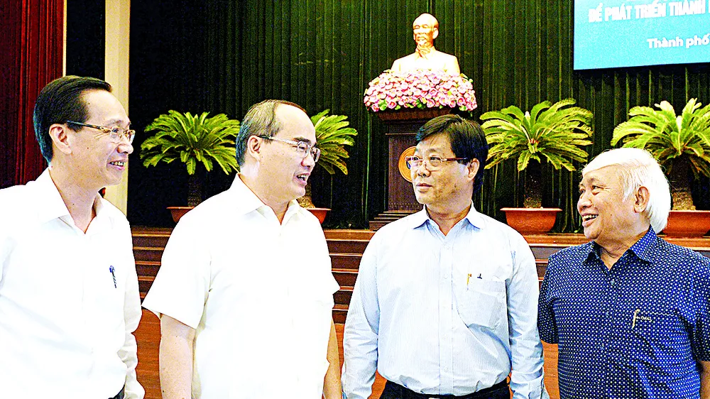 Bí thư Thành ủy TPHCM Nguyễn Thiện Nhân trao đổi cùng các đại biểu tại hội thảo. Ảnh: Việt Dũng