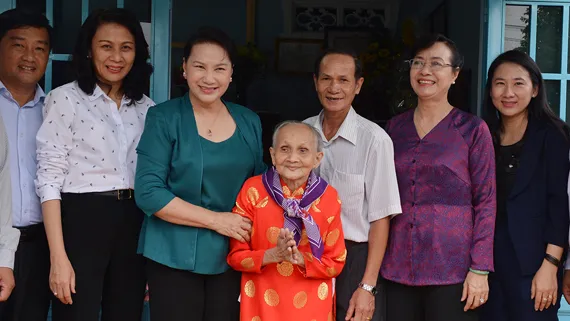 Chủ tịch Quốc hội Nguyễn Thị Kim Ngân thăm Mẹ Việt Nam Anh hùng Nguyễn Thị Kịch (huyện Củ Chi). Ảnh: VIỆT DŨNG