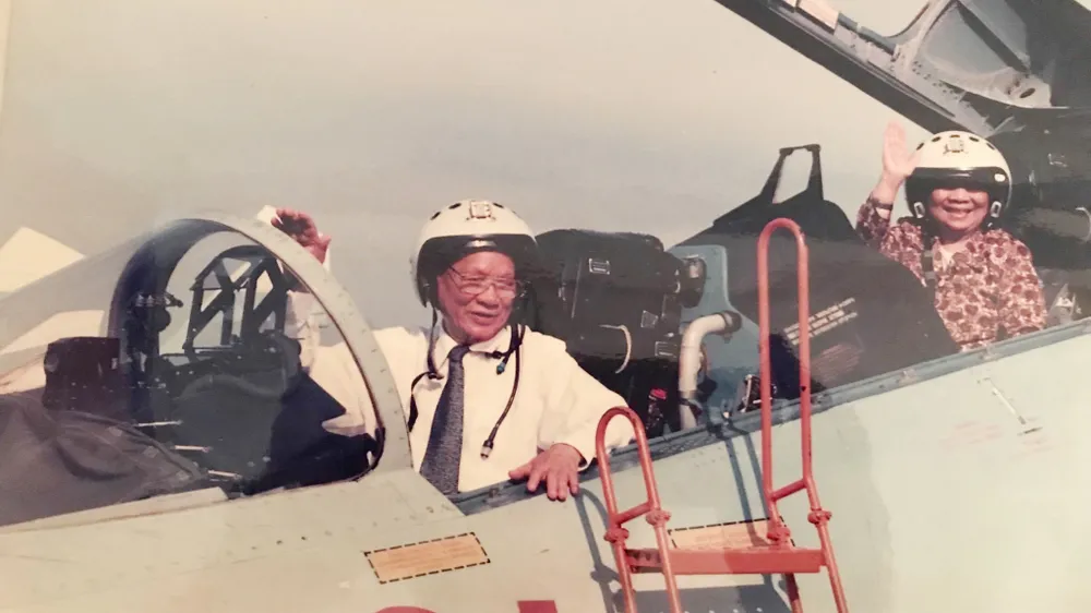 Chàng mơ chinh chiến, em mơ bóng chàng