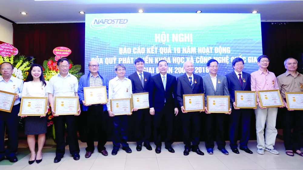 Các nhà khoa học và cán bộ quản lý Nafosted nhận Kỷ niệm chương “Vì sự nghiệp KH-CN” do Bộ KH-CN tặng