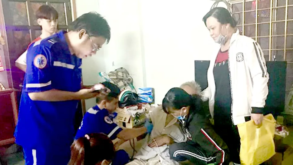 Các y bác sĩ Trung tâm Cấp cứu 115 TPHCM tích cực cấp cứu bệnh nhân trong ngày tết