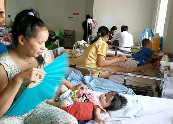Bệnh nhi mắc sởi đang điều trị tại Bệnh viện Nhi đồng 2. Ảnh: THÀNH AN