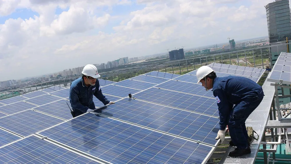 Lắp ráp hệ thống điện mặt trời tại trụ sở EVNHCMC 