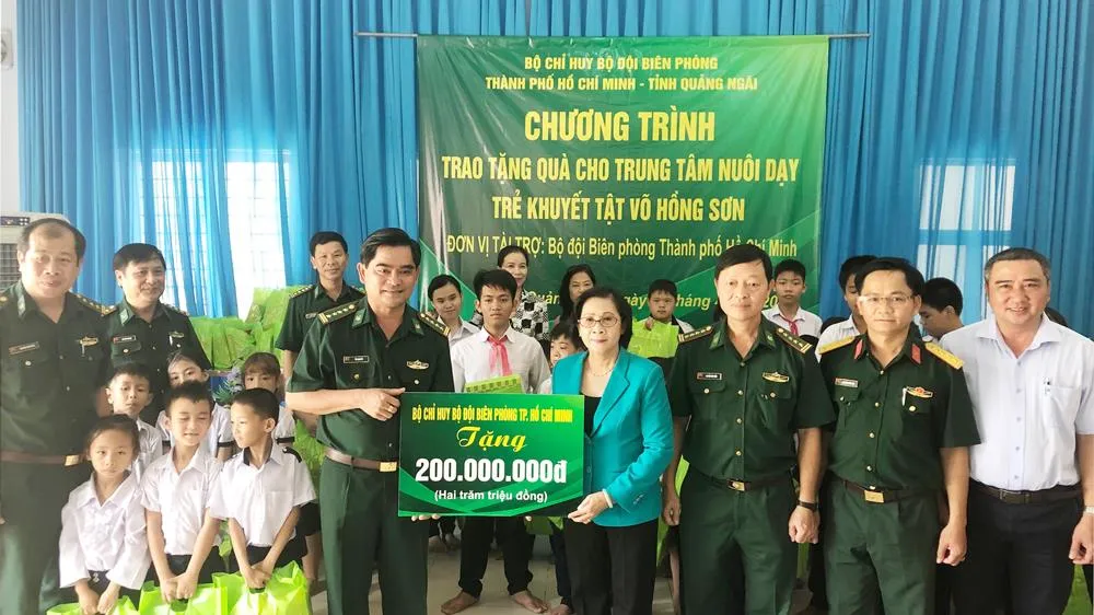 Bộ đội Biên phòng TPHCM tặng 200 triệu đồng cho Trung tâm Nuôi dạy trẻ khuyết tật Võ Hồng Sơn. Ảnh: Minh Anh