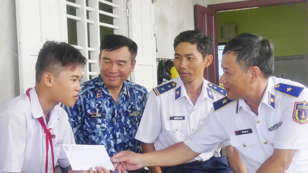 Tặng quà, hỗ trợ ngư dân huyện đảo Phú Quý