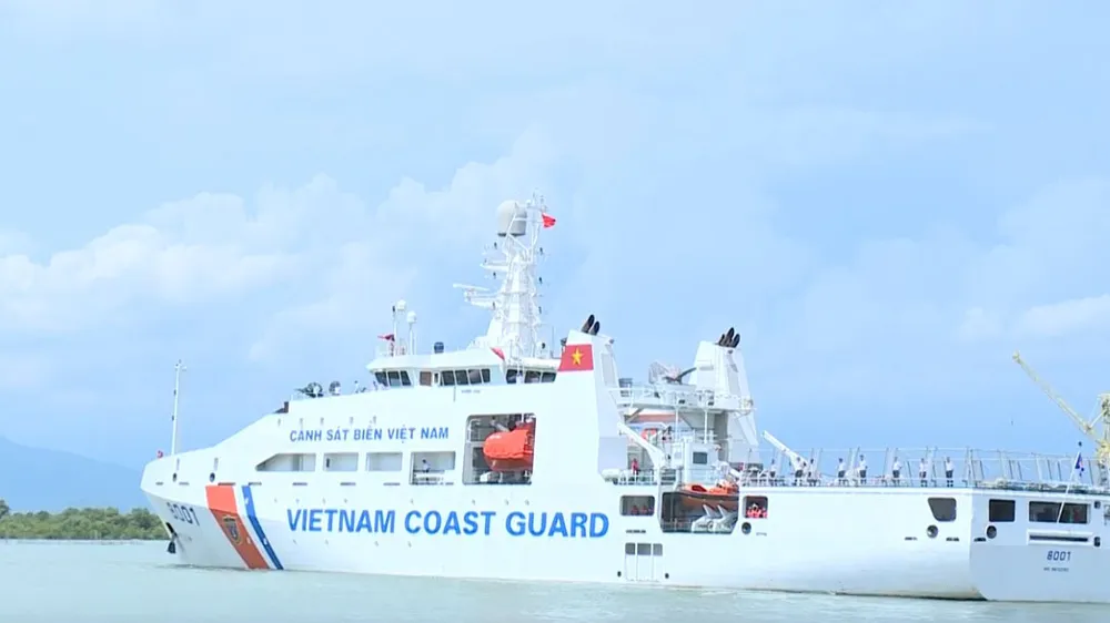 Hỗ trợ bệnh nhân huyện đảo Phú Quý chuyển viện trong đêm