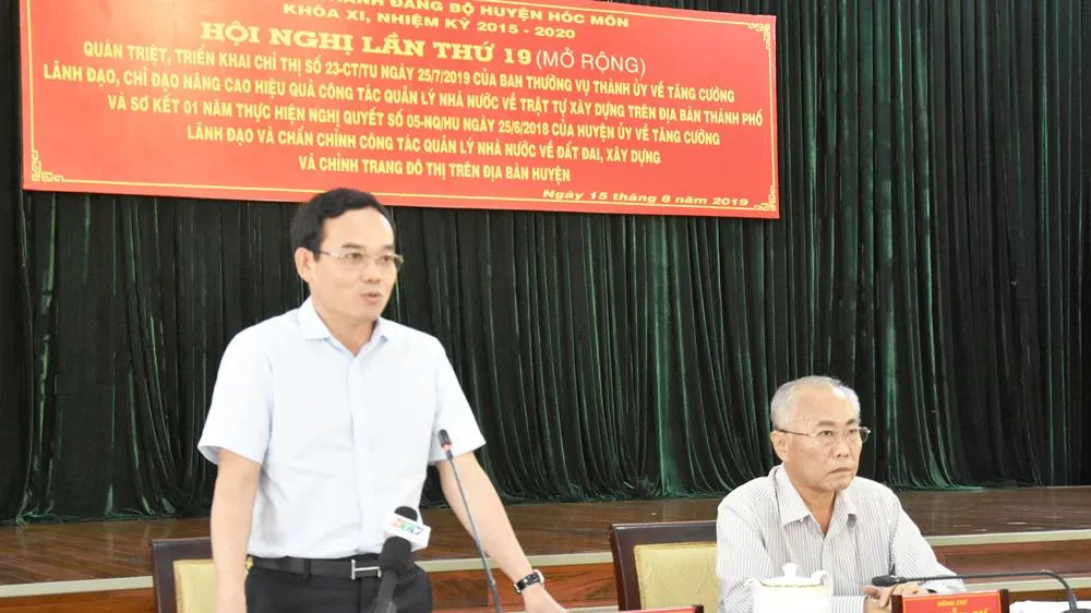 Phó Bí thư Thường trực Thành ủy TPHCM Trần Lưu Quang phát biểu tại hội nghị ở huyện Hóc Môn