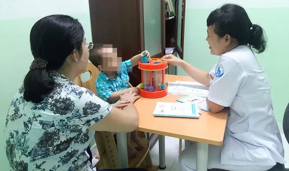 Bác sĩ đang khám một trường hợp trẻ mắc chứng rối loạn tăng động giảm chú ý và và tư vấn cho phụ huynh