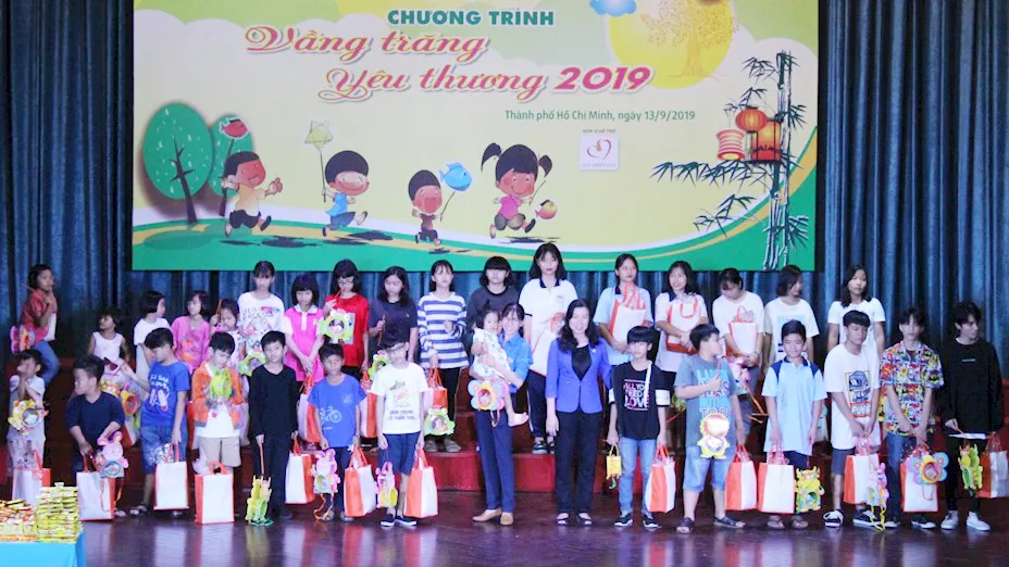 Hơn 500 thiếu nhi khó khăn vui Tết Trung thu