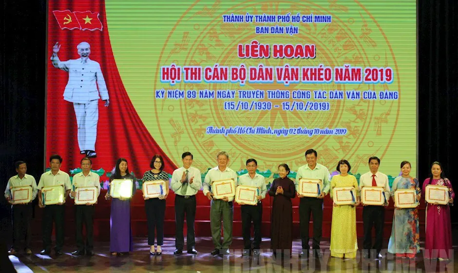 Phó Bí thư Thành ủy TPHCM Võ Thị Dung trao Bằng khen cho các đơn vị xuất sắc của Hội thi cán bộ “Dân vận khéo” 2019