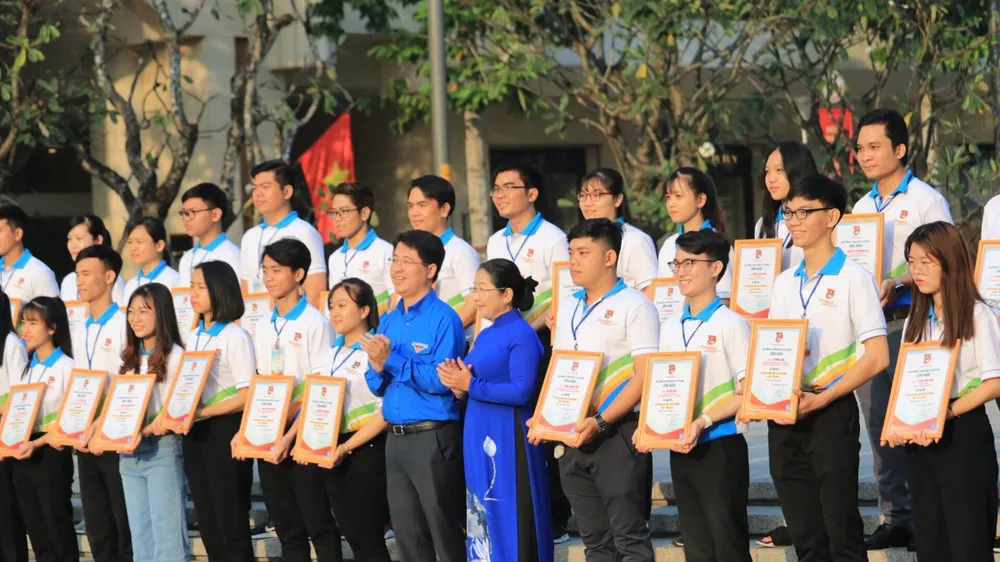 203 đại biểu tham dự Liên hoan đã được trao giấy chứng nhận Bí thư Chi đoàn giỏi TP. Hồ Chí Minh lần V