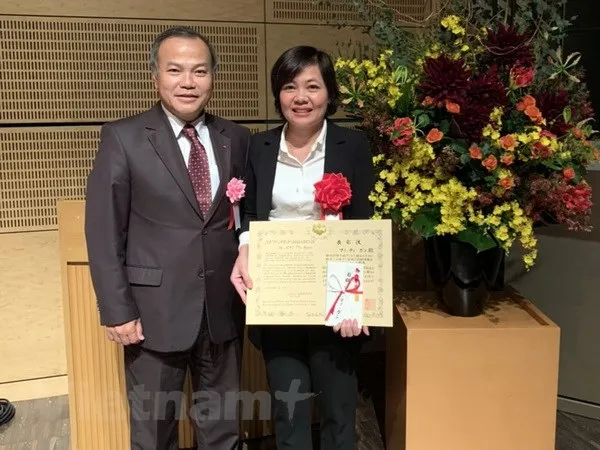 Đại sứ Việt Nam tại Nhật Bản Vũ Hồng Nam chúc mừng chị Mai Thị Ngần. Ảnh: Đào Thanh Tùng/Vietnam+