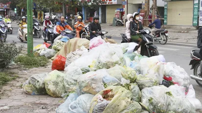 Hà Nội bắt đầu ứ rác