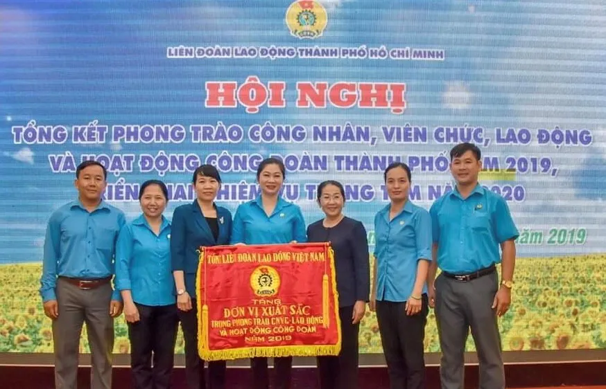 Phó Bí thư Thành ủy TPHCM Võ Thị Dung trao Cờ thi đua cho các tập thể