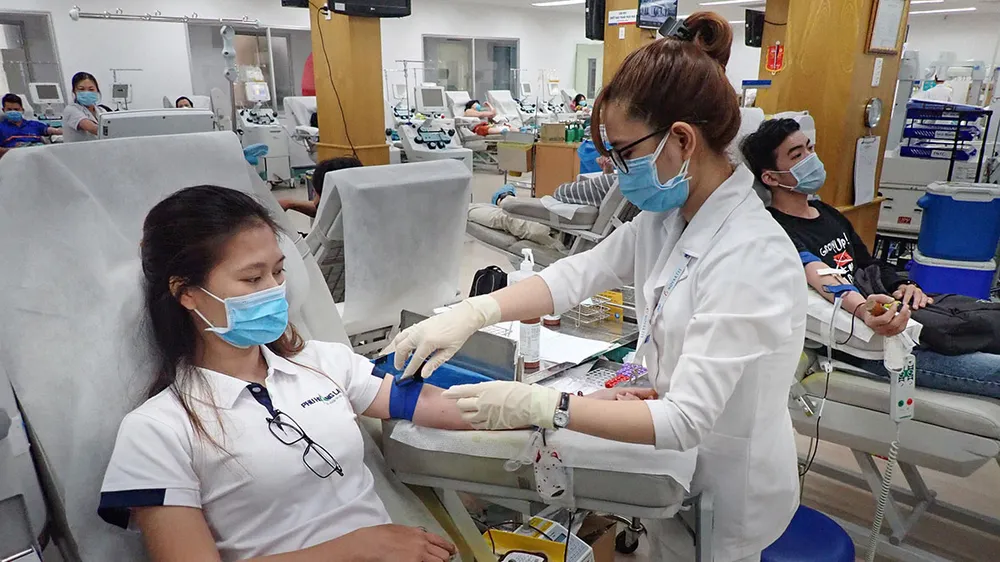 Người dân đến hiến máu nhân đạo đều được trang bị đầy đủ biện pháp phòng chống dịch. Ảnh: HOÀNG HÙNG
